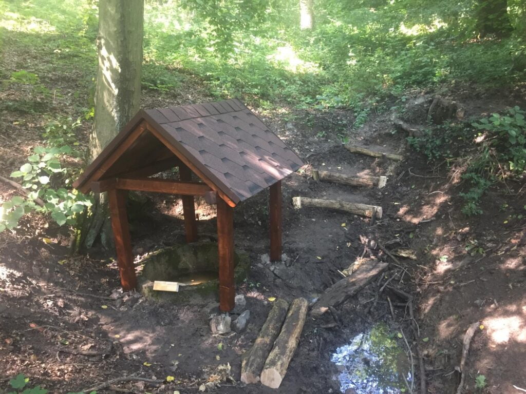 zastřešená studánka na Babě3